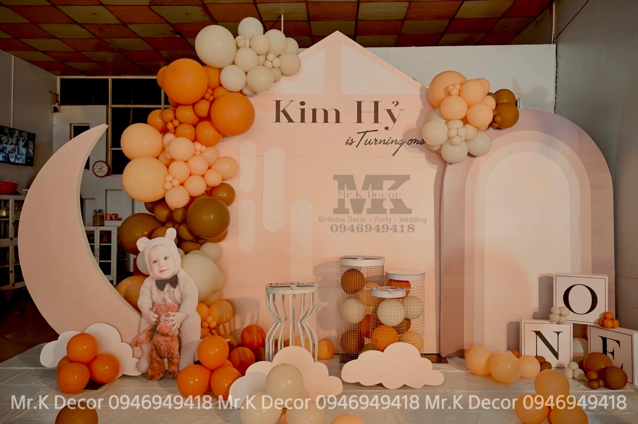 Sân khấu được thiết lập dễ thương nhất từ trước đến nay - bóng bay ở khắp mọi nơi và một chú gấu bông mềm mại